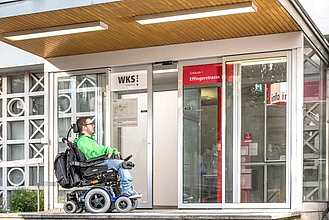 Lernernder mit körperlicher Behinderung der Stiftung Rossfeld besucht die öffentliche Berufsfachschule WKS KV Bildung in Bern.
