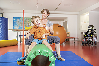 Die Physiotherapie der Stiftung Rossfeld dient zur Unterstützung der motorischen,  sensorischen und kognitiven Entwicklung.