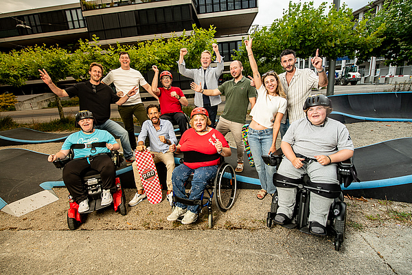 Gruppenbild Verein Bärähärz und Klient:innen und Schüler:innen der Stiftung Rossfeld vor einem Pumptrack