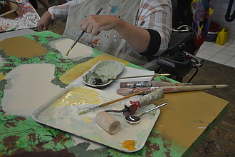 Im Atelier der Stiftung Rossfeld sind Künstler mit körperlicher Behinderung am Werk.