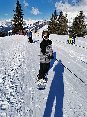 Skilager 2020 Teilnehmende am Skilift
