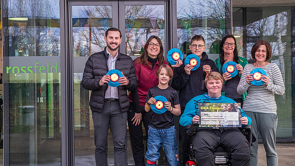 Chequeübergabe IDEA helvetia für PlazePods