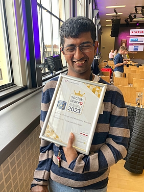 Klient J. Arumugam mit der Auszeichnung