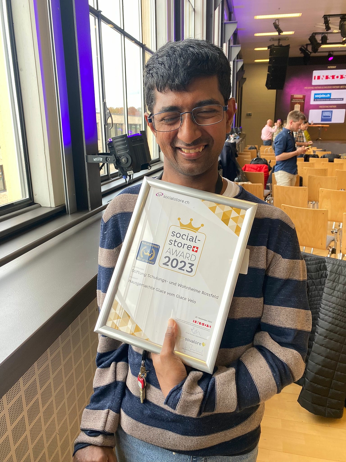 Klient J. Arumugam mit der Auszeichnung