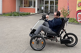 Klient beim Training auf dem TrikeBike outdoor