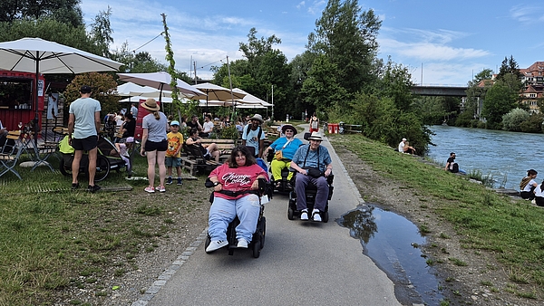 Freiwillig Mitarbeitende im Einsatz bei einem Aarespaziergang