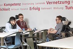 Lernende der Stiftung Rossfeld in der barrierefreien Cafeteria der WKS KV Bildung in Bern