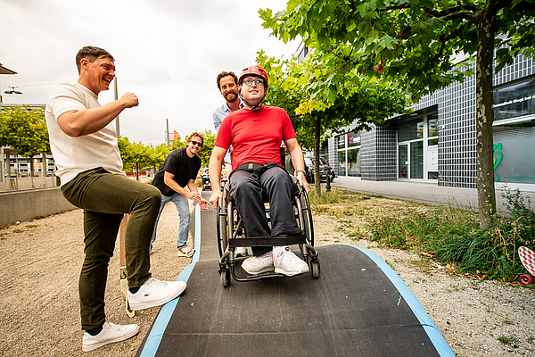 Klient im Rollstuhl auf dem inklusiven Pumptrack