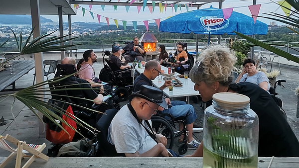 Freiwillig Mitarbeitende im Einsatz auf unserer Dachterrasse