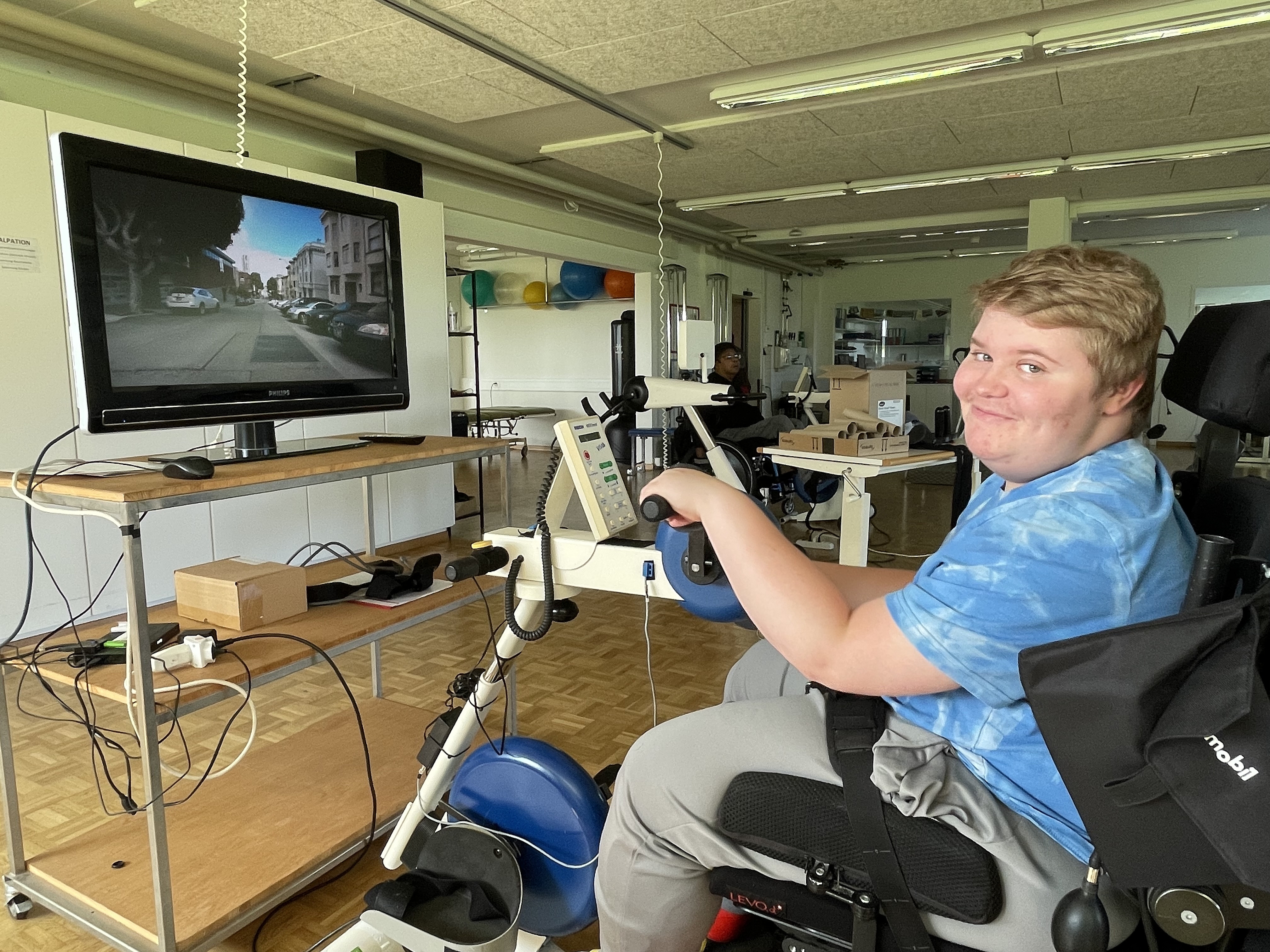 Jugendlicher Klient trainiert mit dem Bike Labyrinth
