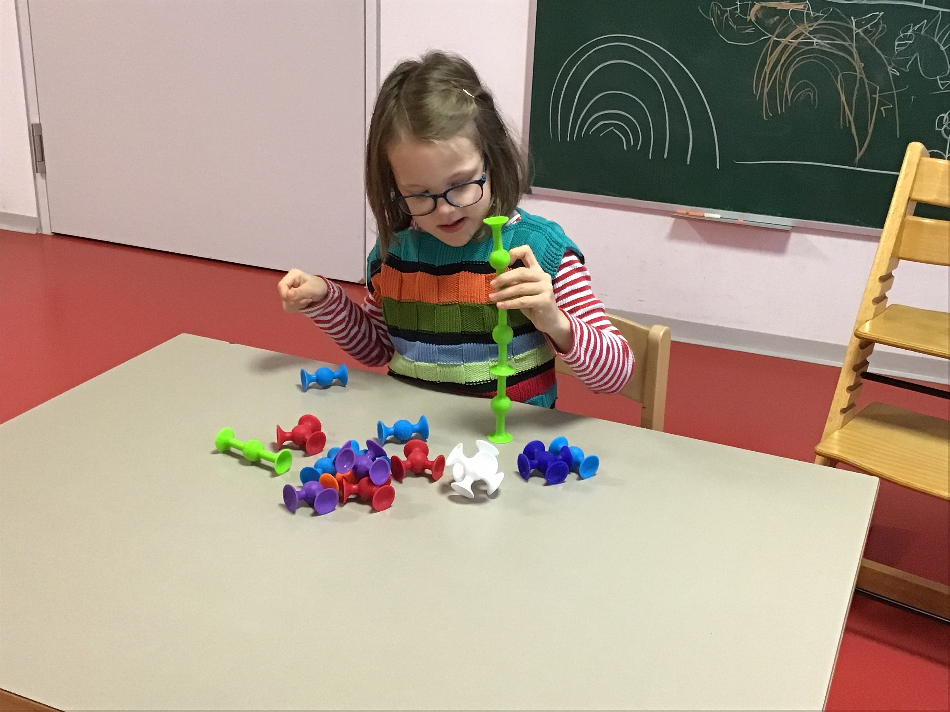 Kind bei der Ergotherapie