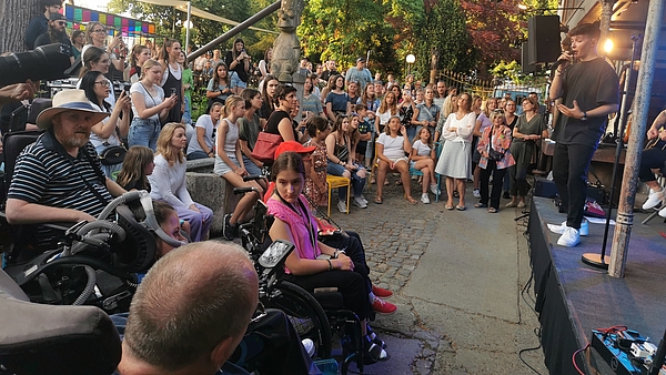 Freiwillig Mitarbeitende an einem Konzert