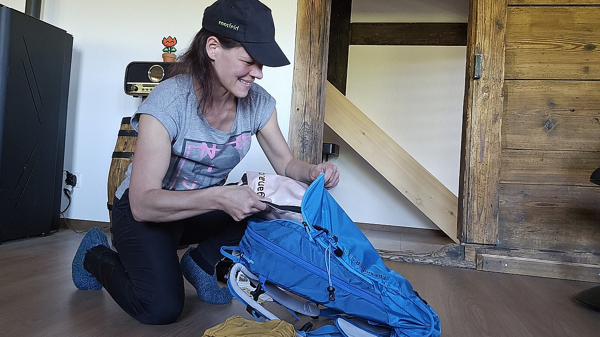 Pilgerin packt ihren Rucksack