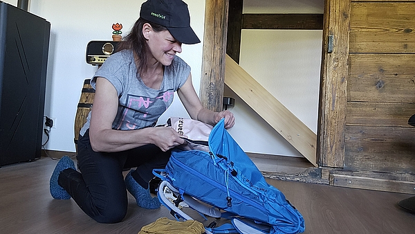 Pilgerin packt Rucksack