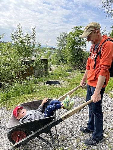Ausflug Kinder der Schulbildung an den Lernort Kiesgrube