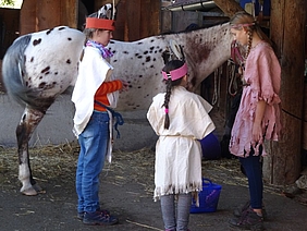 Kinder der Schulbildung Rossfeld mit Pferd