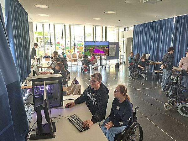 Schüler:innen der besonderen Volksschule Rossfeld entdecken gemeinsam virtuelles Lernen