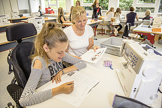 Die heilpädagogischen Leistungen des Ambulanten Dienstes stehen Jugendlichen mit körperlicher Behinderung offen, die eine Regelschule im Kanton Bern besuchen.