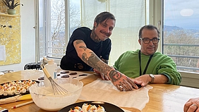 Freiwilliger Mitarbeiter beim Backen mit unseren Bewohnenden