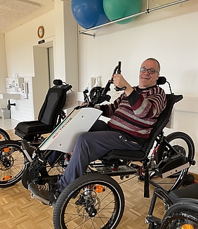 Klient beim Training auf dem TrikeBike indoor