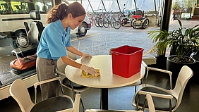 Schulabgängerin der besonderen Volksschule Rossfeld mit Anschlusslösung
