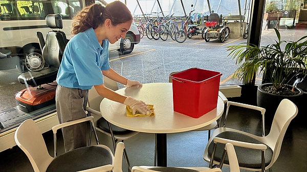 Schulabgängerin der besonderen Volksschule Rossfeld mit Anschlusslösung