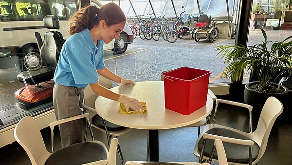 Schulabgängerin der besonderen Volksschule Rossfeld mit Anschlusslösung