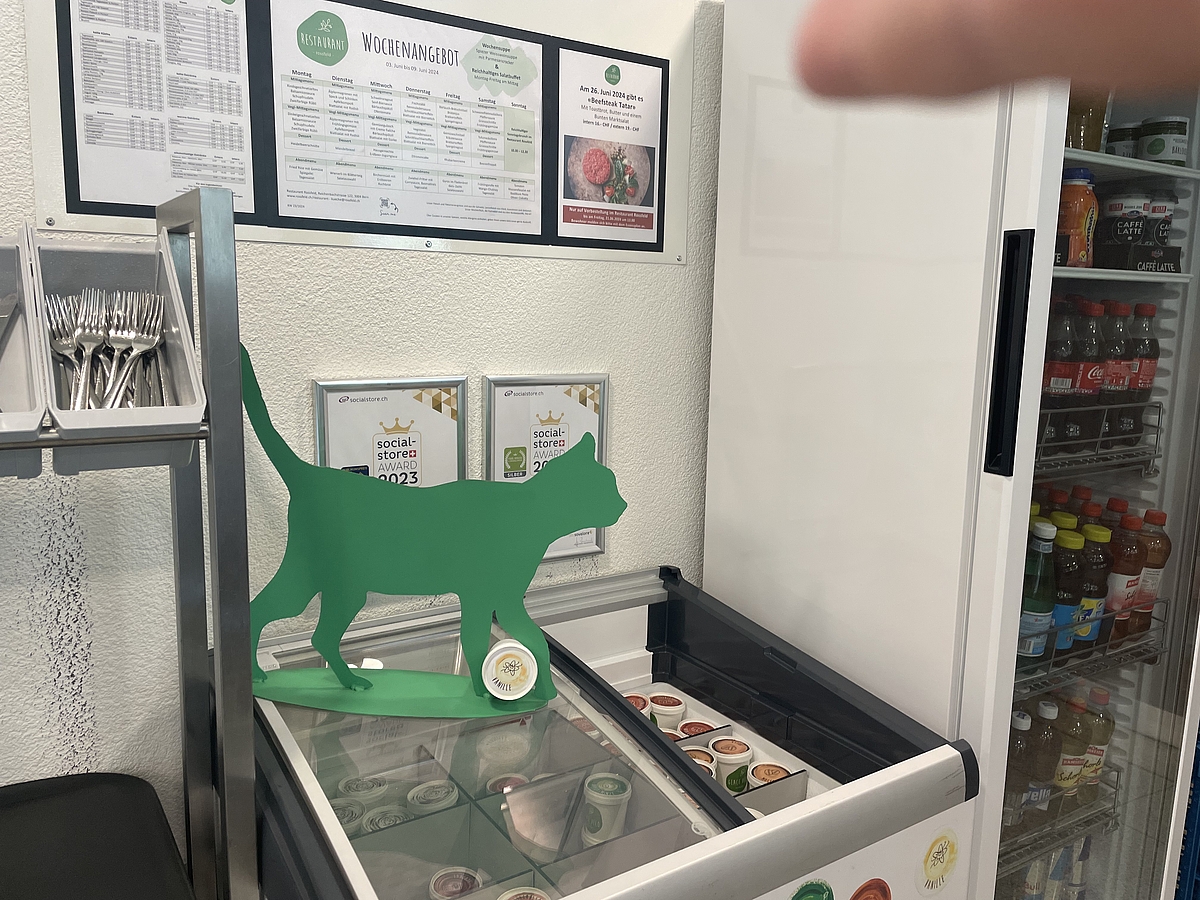 Kater Urban der Quartierpost zu Besuch in der Stiftung Rossfeld