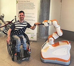 Der Assistenz-Roboter Lio ist für Personen mit einer körperlichen Behinderung im Alltag eine grosse Hilfe.