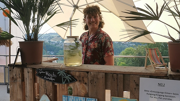Freiwilliger Mitarbeiter an der Beach Bar auf unserer Dachterrasse