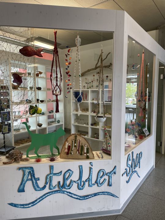 Kater Urban der Quartierpost zu Besuch in der Stiftung Rossfeld