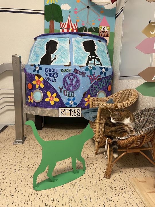 Kater Urban der Quartierpost zu Besuch in der Stiftung Rossfeld